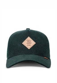 Dunkelgrün strukturierte Mütze mit flachem Schirm, ausgestattet mit einem rautenförmigen, braunen Leder-Logo-Patch und einem kleinen braunen Akzent an der Seite.