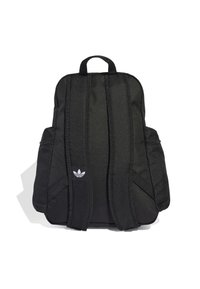Sac à dos noir en tissu résistant avec des bretelles rembourrées, deux poches latérales et un petit logo blanc sur le bas à l'avant.