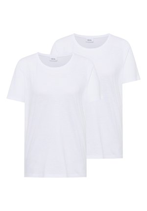 To enkle hvide t-shirts med korte ærmer og rund hals, lagt oven på hinanden, mærket med brandet "Cecil" inde i halsudskæringen.