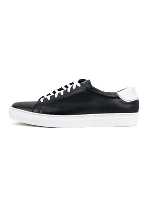 - Sneakersy niskie