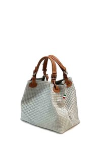 Sac à main de style tissé en gris clair avec des poignées et des accents en cuir tan. Il présente une forme rectangulaire et un petit charm en forme de drapeau italien.
