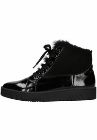 Des bottines noires présentent une combinaison de cuir verni et de suède, un bout rond et un col en fausse fourrure douce avec une semelle texturée.