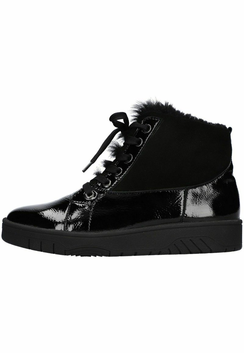 Des bottines noires présentent une combinaison de cuir verni et de suède, un bout rond et un col en fausse fourrure douce avec une semelle texturée.