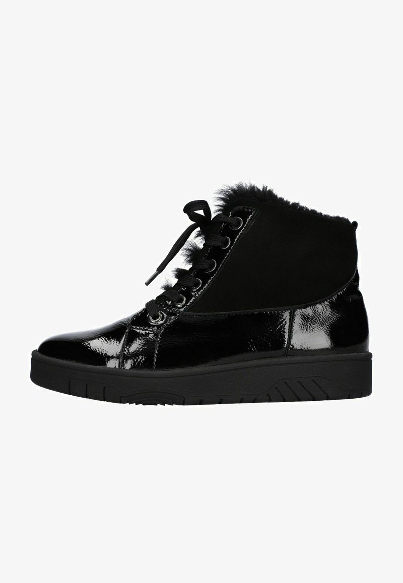 Las botas de tobillo negras presentan una combinación de cuero sintético brillante y ante, punta redondeada y un suave puño de piel sintética con una suela texturizada.