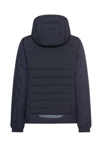 Doudoune bleu foncé avec un dos matelassé, capuche, poignets élastiques et devant lisse. Possède une ouverture à l'ourlet et un branding minimal.
