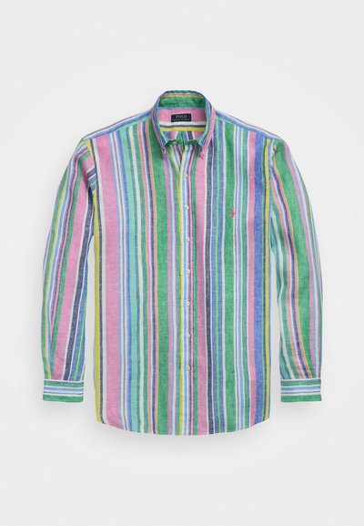 Viacfarebná pruhovaná košela vyrobená z ľahkej tkaniny. Má vertikálne pruhy v zelených, ružových, fialových, modrých a žltých farbách, s golierom na zapínanie na gombíky.