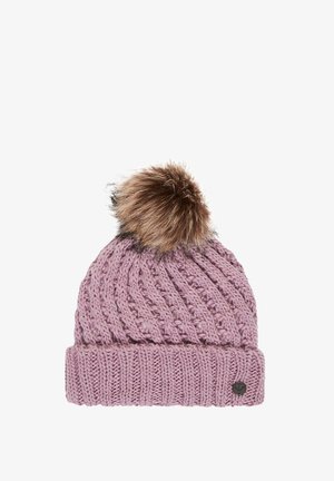 Gorro de punto rosa con un gran pompón de piel sintética, que presenta un diseño texturizado. El niño lleva una camiseta de forro polar a juego con una sección superior con estampado.