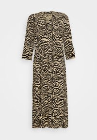 Abito a strisce zebrate realizzato in tessuto morbido, con scollatura a V, maniche a tre quarti e una cintura in vita per una vestibilità regolabile.