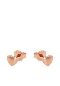 Ett par små örhängen i roséguld med hjärtformade stift och fjärilslås, polerad yta och "925" stämpel på stiften.