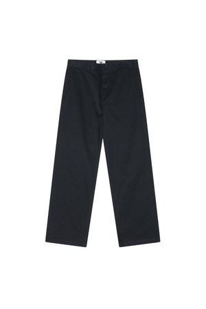 Calças de algodão pretas com um design de perna reta, apresentando um fecho de botão e uma cintura simples. Sem padrões ou acessórios adicionais.