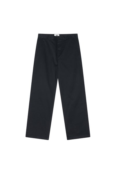 Pantalones de algodón negros con un diseño de pierna recta, con cierre de botón y una cinturilla sencilla. Sin patrones ni acentos adicionales.