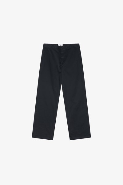 Pantalones de algodón negros con un diseño de pierna recta, con cierre de botón y una cinturilla sencilla. Sin patrones ni acentos adicionales.