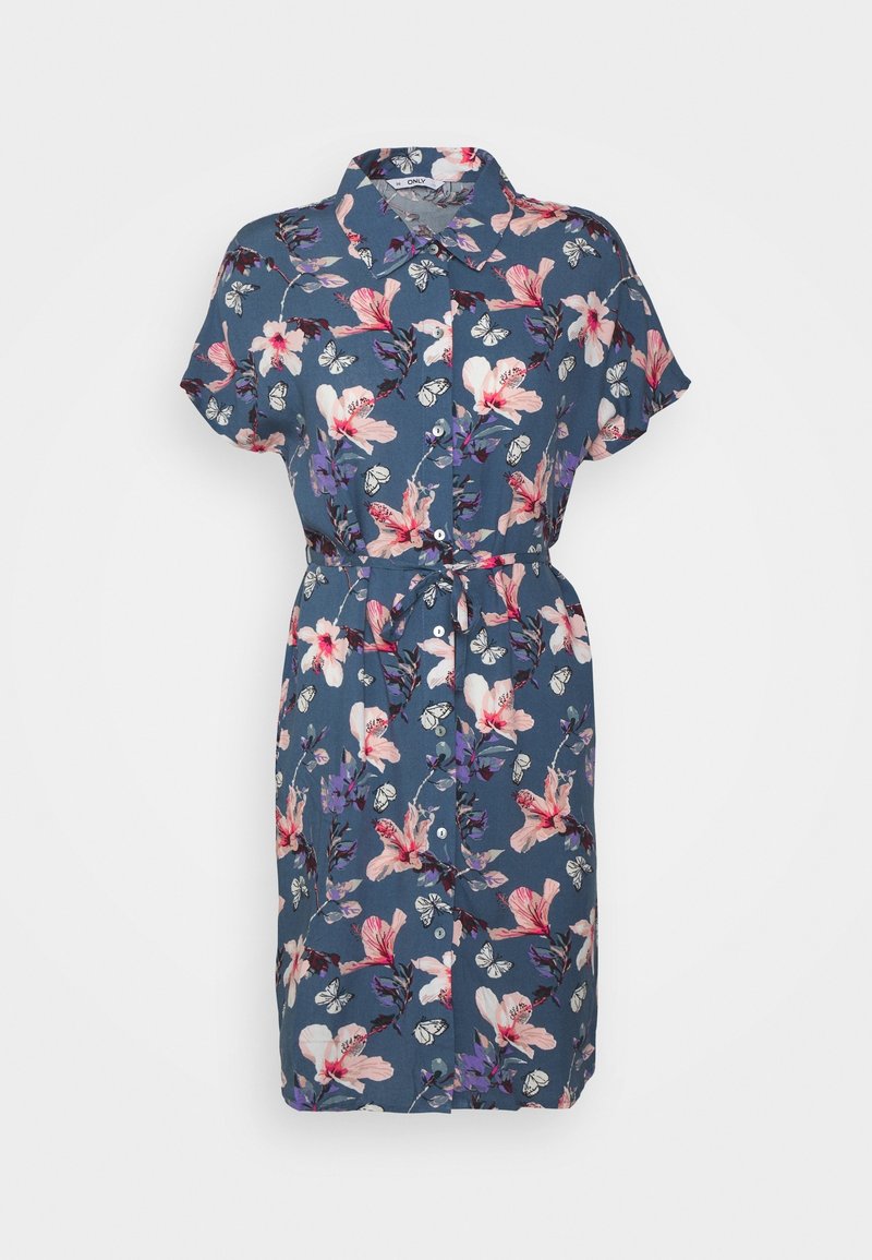 Blaues Hemdblusenkleid mit kurzen Ärmeln, rosa Blumen und Schmetterlingen auf dem Stoff, Knopfleiste vorne und Taillendetail mit Bindegürtel.