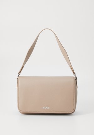 Beige Lederhandtasche mit glatter Oberfläche, rechteckiger Form, verstellbarem Riemen und silberfarbener Hardware, ausgestattet mit einem dezenten Logo auf der Vorderseite.