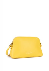 Borsa in pelle gialla con forma arrotondata, superficie testurizzata, chiusura con zip e tracolla removibile. Presenta un logo impresso sul davanti.