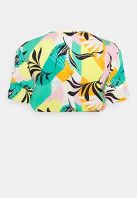 Top curto, cropped, com um design vibrante e multicolorido que apresenta formas geométricas e padrões de folhas tropicais. Feito de um tecido leve e texturizado.