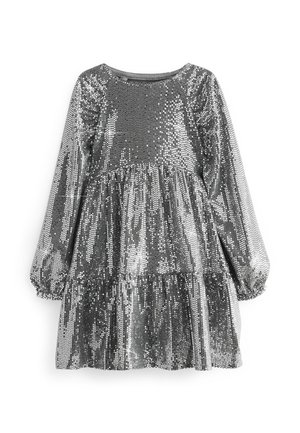 Robe longue argentée à manches longues avec un col rond et une jupe à volants, recouverte de sequins réfléchissants créant un effet brillant et scintillant.