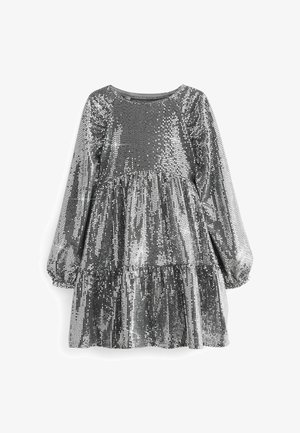 Sølvfarvet langærmet kjole med rund halsudskæring og lagdelt nederdel, dækket af refleksive palietter, der skaber en skinnende, glitrende effekt.