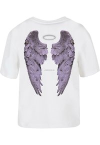 Balta marškinėliai su dideliu violetiniu angelo sparno grafikos piešiniu ant nugaros, su centriniu apskritimu virš sparnų ir užrašu „ANGELS CLUB“.}}