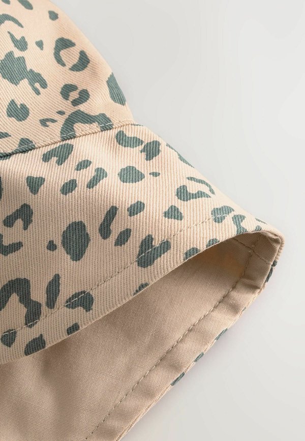 Hut – neutral leopard print