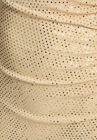 Tessuto beige con superficie texturizzata caratterizzato da paillettes fitte, creando un motivo a pois. Caduta fluida con un leggero luccichio.