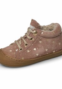 Růžové semišové boty se zlatými vzory srdcí, texturovanými tkaničkami a huňatou podšívkou. Gumové podešve zajišťují přilnavost a odolnost.