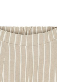 Lys beige stof med lodrette hvide striber, der har en samlet talje. Et tekstureret mønster tilføjer dybde til stofdesignen.