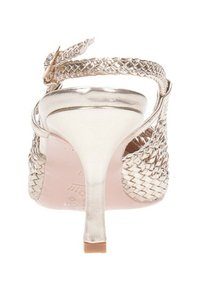 Sandalo con tacco in metallo argenteo, dal texture intrecciato, dotato di cinturino alla caviglia e tacco sottile. Presenta una superficie liscia e lucida con soletta rosa.