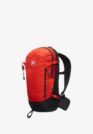 Zaino rosso e nero con una superficie testurizzata, dotato di cinghie laterali, un logo e spallacci imbottiti regolabili per il comfort.