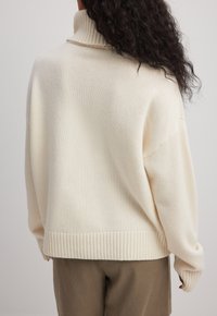 NA-KD ROLLKRAGEN  - Džemper - offwhite