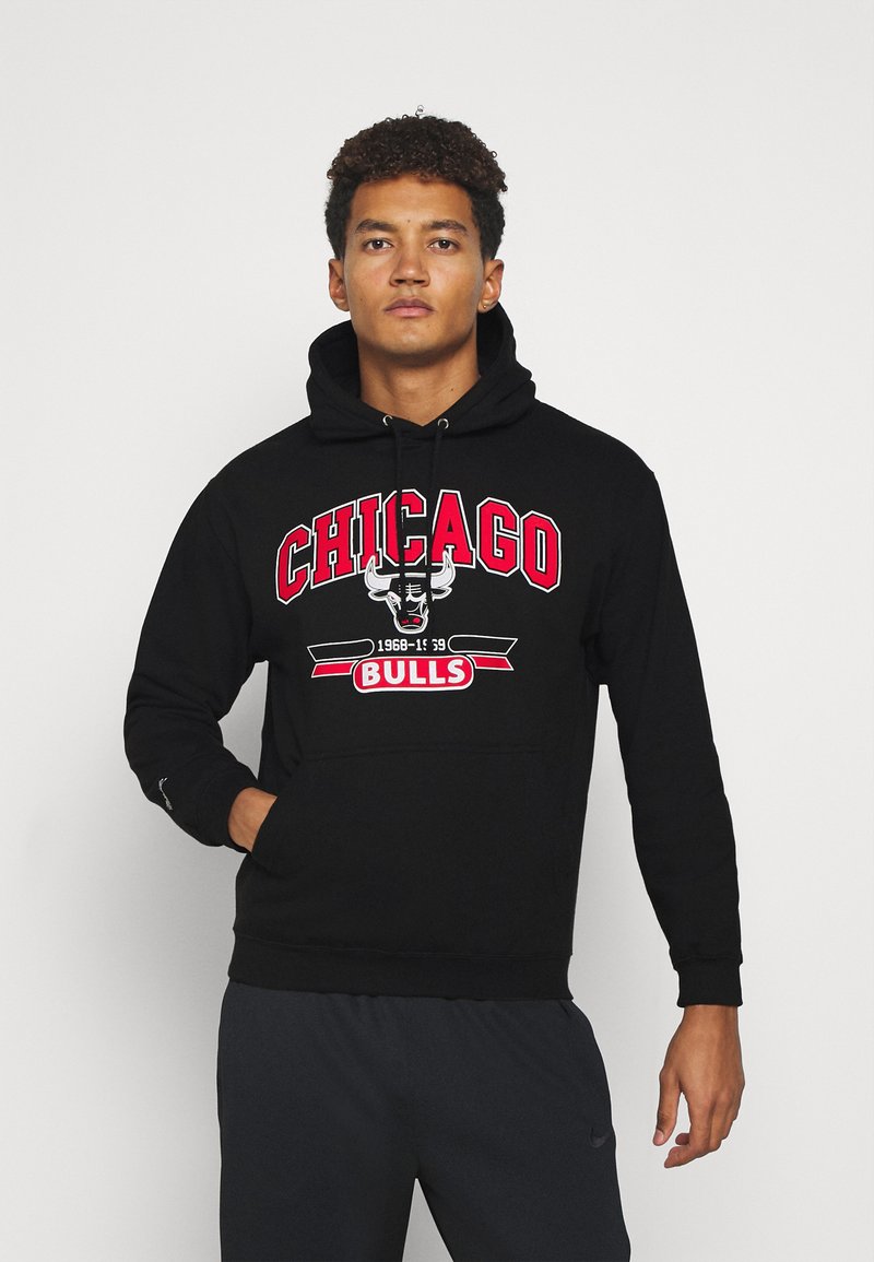 Herren Shirts | Mitchell & Ness NBA CHICAGO BULLS 3 POINT ARCH HOODIE Vereinsmannschaften black/schwarz - PO86683 Herren Shirts | Mitchell & Ness NBA CHICAGO BULLS 3 POINT ARCH HOODIE Vereinsmannschaften black/schwarz - PO86683