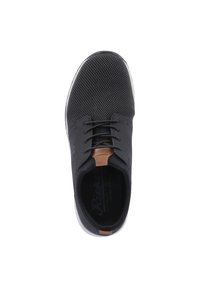 Schwarzer Schuh mit einem Mesh-Obermaterial, runder Zehenpartie, sechs Ösen-Schnürsystem und einem hellbraunen Akzent an der Ferse. Weiße Gummisohle.