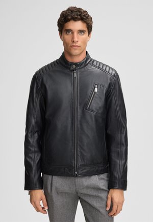 Schwarze Lederjacke mit hohem Kragen, gerippten Schulterakzenten, einer mit Reißverschluss versehenen Brusttasche und einer glatten Oberfläche.
