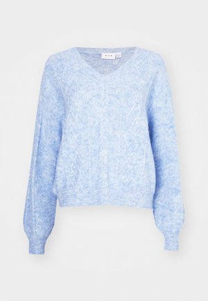 Lysblå v-hals trøje med tekstureret kabelstrik mønster, lange ærmer og ribbede manchetter. Blødt, let stof med en afslappet pasform.