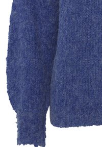 Pull en tricot bleu avec une finition texturée, des manches oversized et un ourlet côtelé. Le tissu semble doux et pelucheux.