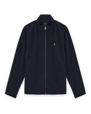 Marineblå glidelåsjakke med opprett krage, lange ermer, sidelommer og liten gul brodert logo på brystet.