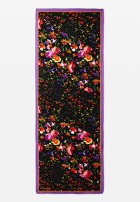 Bufanda floral con fondo negro, adornada con vibrantes flores multicolores, acentuada por un borde morado y patrones intrincados.