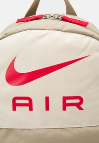 Nike Sportswear SET UNISEX - Penar - khaki/sanddrift/university red