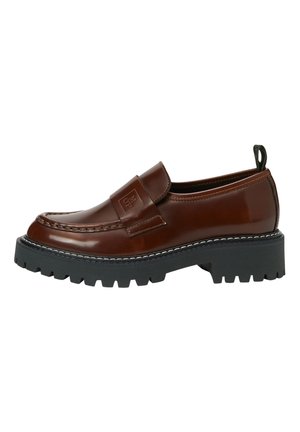 Brun læderloafer med en kraftig sort rillet sål, forhøjet syning og trækstrop bagpå hælen, vist i sideprofil.