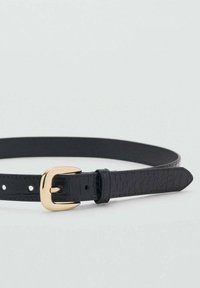 Schwarzer Leder Gürtel mit Krokodilstruktur, ausgestattet mit einer glänzenden goldenen Metallrutsche und mehreren verstellbaren Löchern.