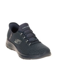 Sneaker slip-on Skechers grigio scuro con lacci elastici, tessuto testurizzato e logo sul lato e sulla linguetta, angolato a destra.