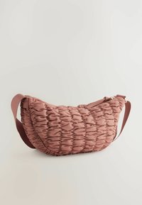 Roze stoffen handtas met een afgeronde, opgeblazen ontwerp. Gepleat textuur overal, met een schouderband en een zijritssluiting.