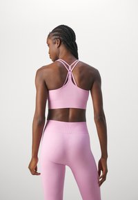 ICANIWILL DEFINE SEAMLESS BRA - Vidutiniškai krūtinę prilaikanti sportinė liemenėlė - cool pink