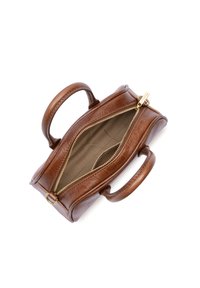 Bruine leren handtas met een ritssluiting, voorzien van twee ronde handvaten en een gestructureerde binnenvoering. Compact ontwerp met een zachte afwerking.