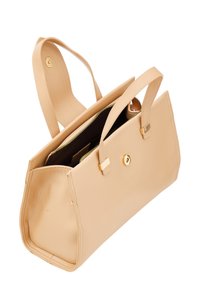 Beige leren handtas met twee handvaten, rechthoekige vorm, ritszak en gouden hardwareaccenten. Gladde textuur en strakke design.