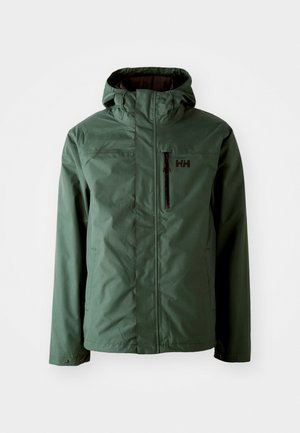 Groene waterdichte jas met een staande kraag, verstelbare kap, ritszak op de borst en zwart logo aan de linkerzijde. Glad textuur.