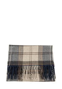 Opgevouwen wollen sjaal met een beige, grijze en blauwe ruitpatroon en franjes aan de randen, tegen een witte achtergrond.