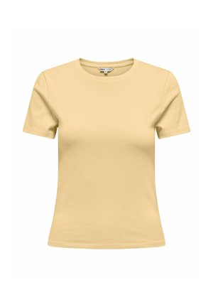 Camiseta beige ajustada de manga corta con cuello redondo y diseño liso, mostrada sobre fondo blanco.