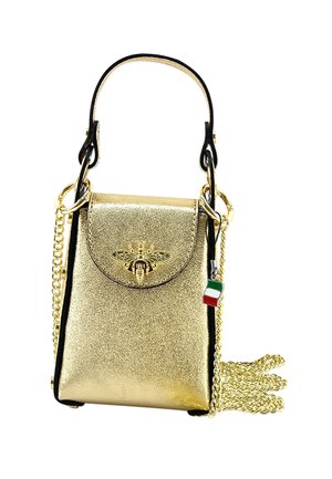Sac à main métallique doré avec un emblème d'abeille, des accents noirs, une bandoulière en chaîne et un charme drapeau italien. Forme rectangulaire avec une fermeture à rabat.
