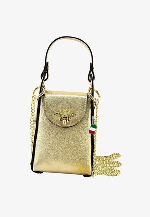 Sac à main métallique doré avec un emblème d'abeille, des accents noirs, une bandoulière en chaîne et un charme drapeau italien. Forme rectangulaire avec une fermeture à rabat.